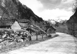 Ritorto (Val Bavona) TI antico nucleo rurale e strada 1965 G