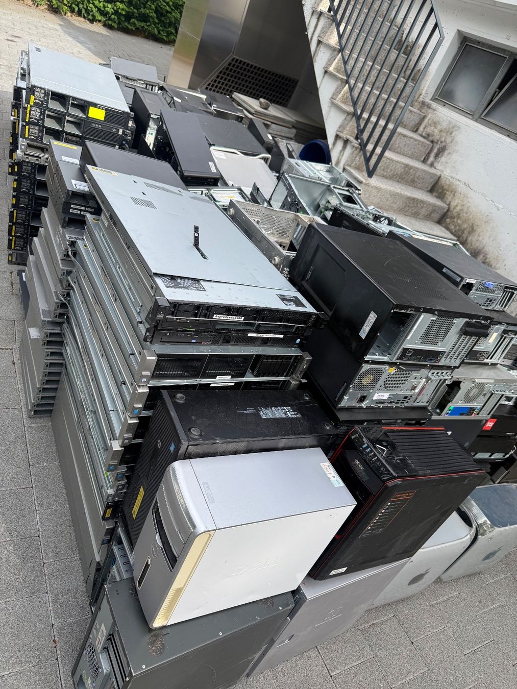 Custodie: Altmetall Server & PC Gehaeuse: ca. 1200 kg – Difettoso da Hägglingen venduto da money-4-tower