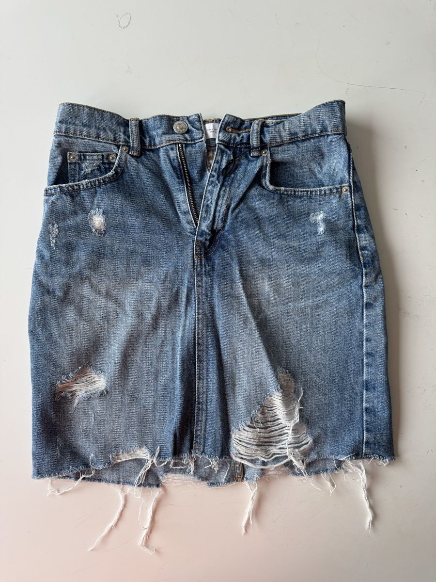 Zara Gonne: Zara Denim Mini Skirt - Ripped & Distressed  – Nuovo (secondo la descrizione) da Zürich venduto da forestF4iry