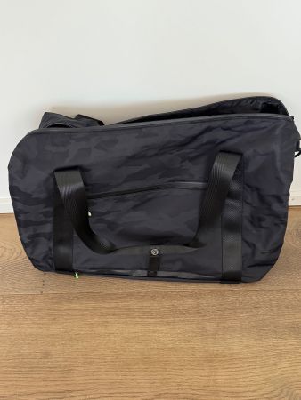 Athleta Reisetasche schwarz Tarnmuster für Sport & Reise