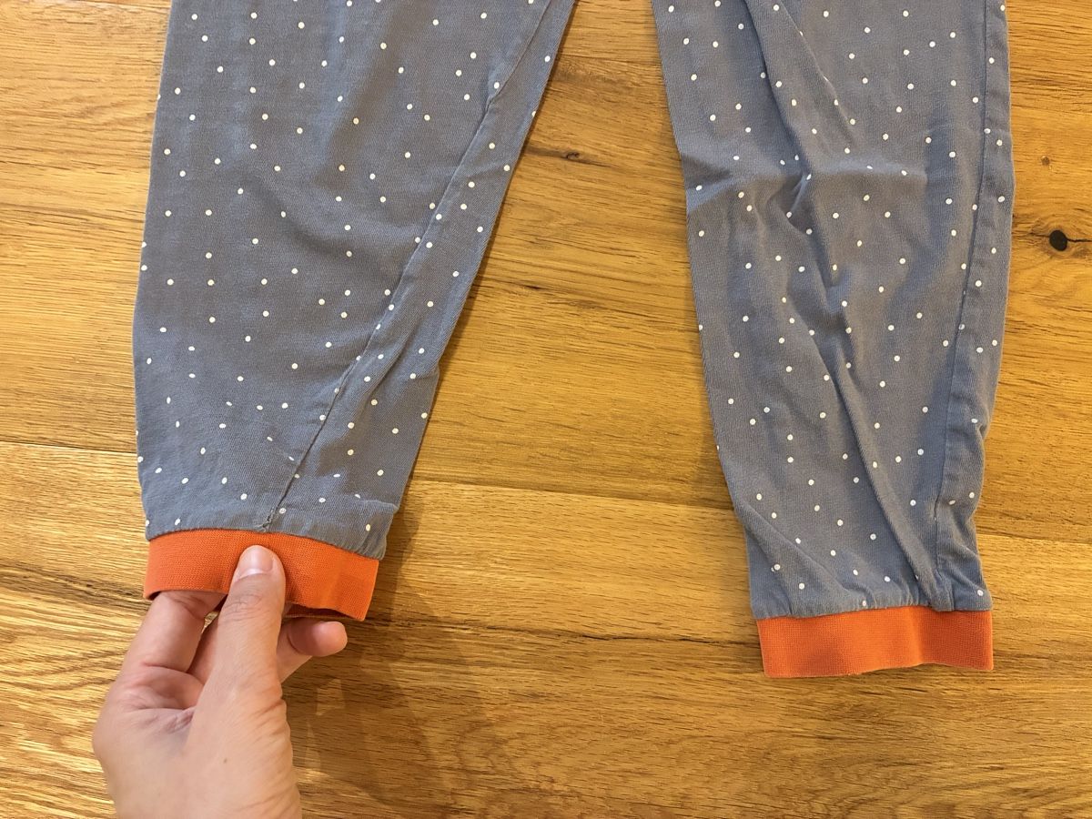 Pyjamas & Ähnliches: Pyjama grau gepunktet / Grösse 122/128 – Gebraucht aus Münchenstein von Pricemaker100 2