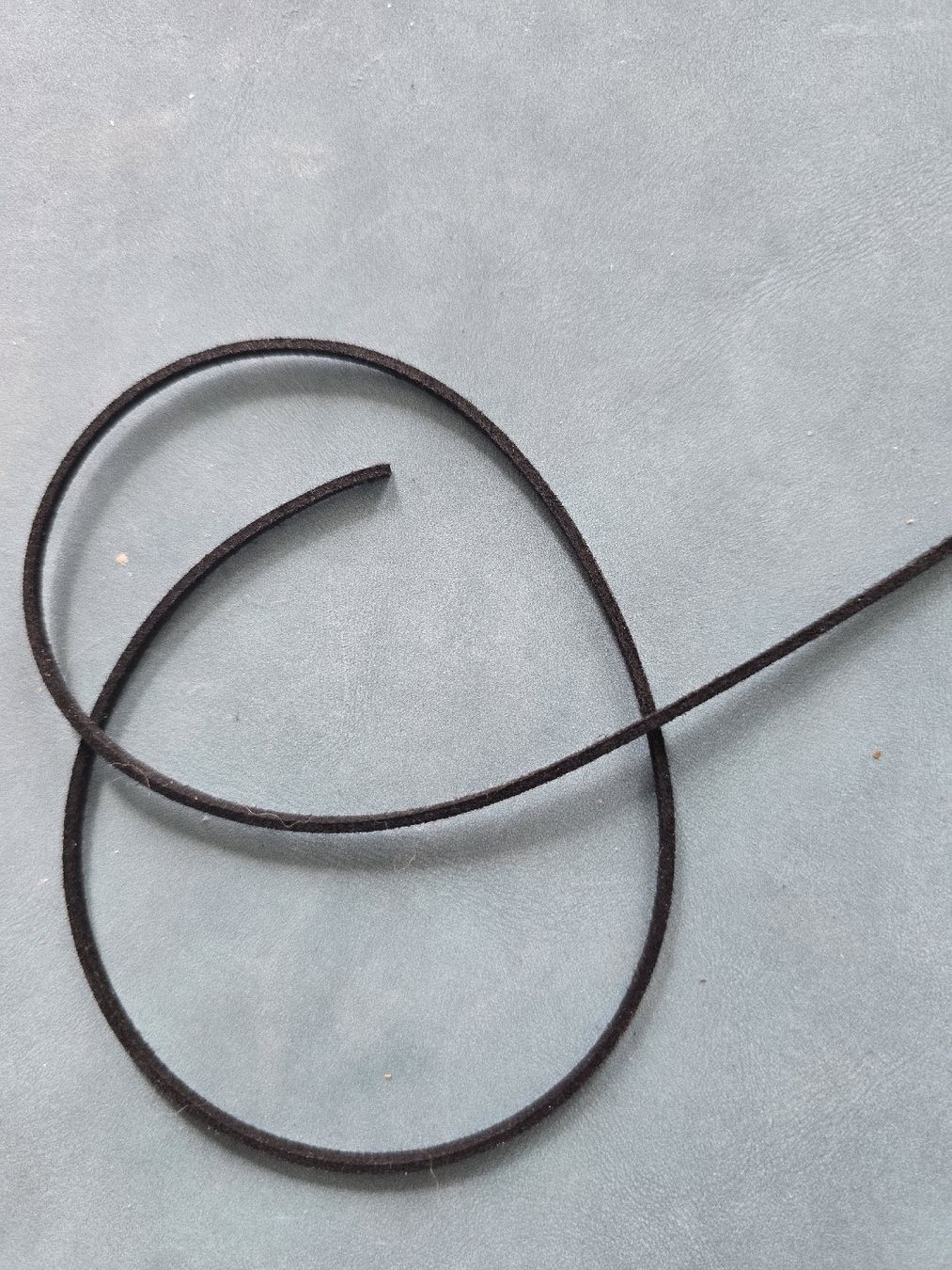 Ciondoli: Federhalsband aus Messing und Leder. Handgemacht – Nuovo (secondo la descrizione) da Oberrohrdorf venduto da sbo_pq9x 1