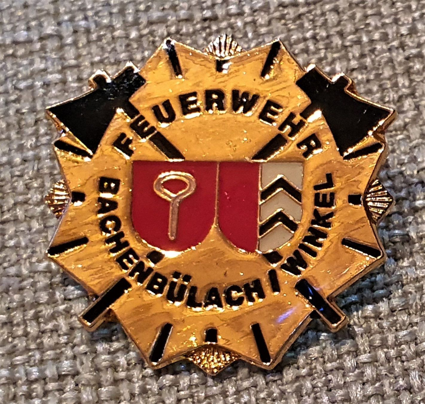 Placchette & Badge: M524 - Pin Feuerwehr Bachenbülach / Winkel – Usato da Reinach BL venduto da Boston-Verkauf