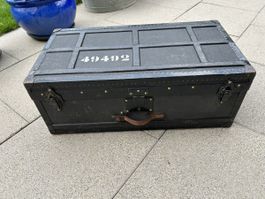 Alte Militärkoffer In Schwarz, Massiv und Robust.