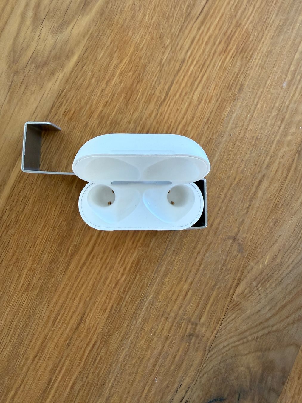 Apple Cuffie: APPLE AirPods 4 Charging Case – Usato da Lausanne venduto da Nine1982 1