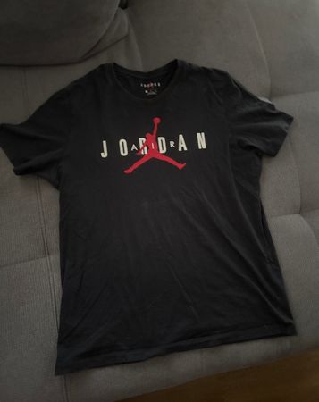 Schwarzes T-Shirt mit Jordan-Logo