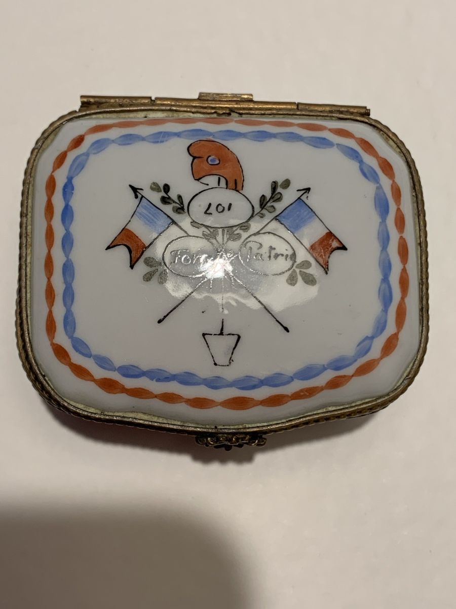 Sonstige Kosmetik & Pflege: Boîte à pilules en porcelaine – Gebraucht aus Veytaux von Latourelle
