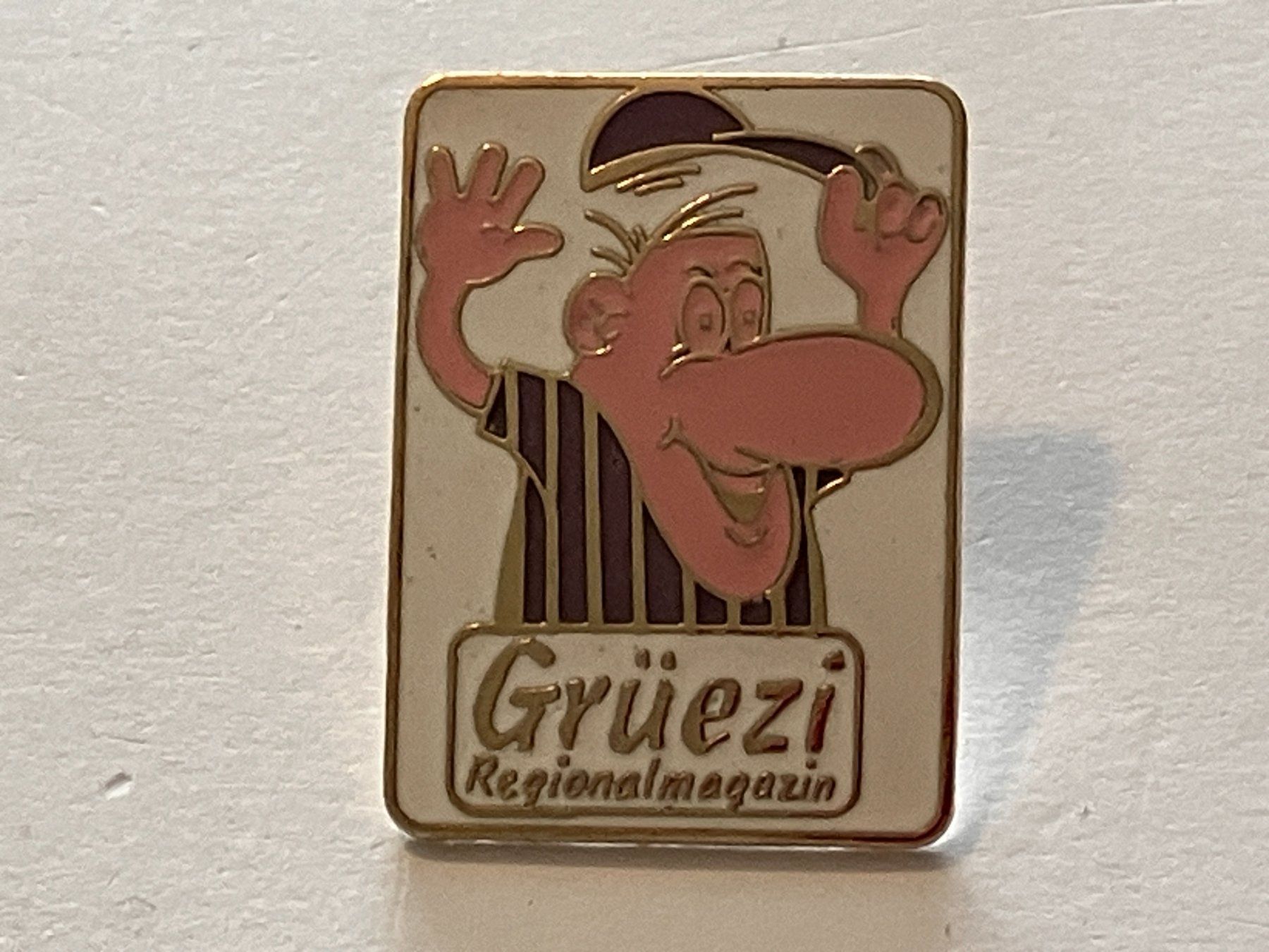 Placchette & Badge: 1 Pin Gruezi Regionalmagazin – Usato da Basel venduto da djwwpp