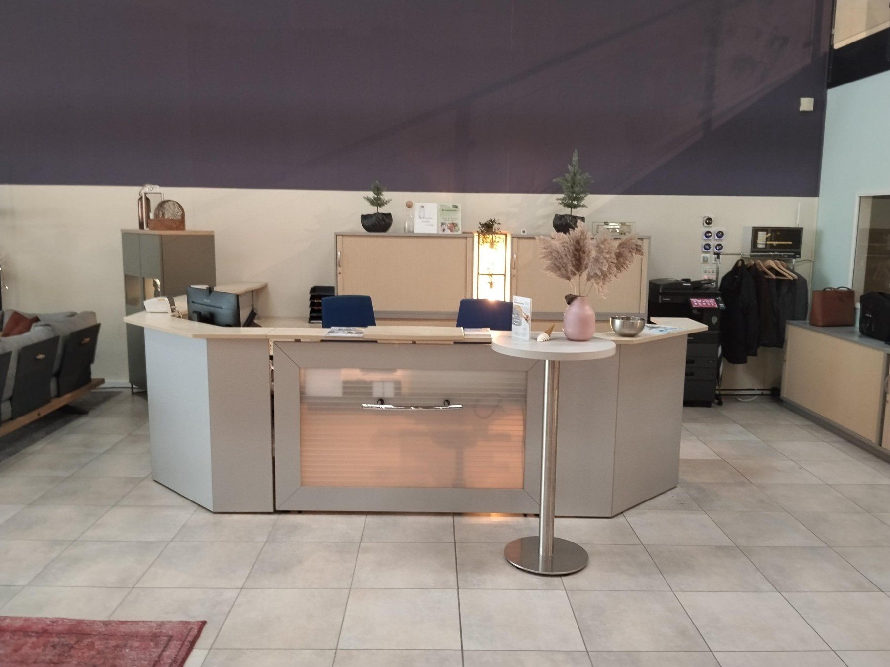 Equipement de magasin & Foires: Empfangstheke Büromöbel – D'occasion à Galgenen par digamoebel 1