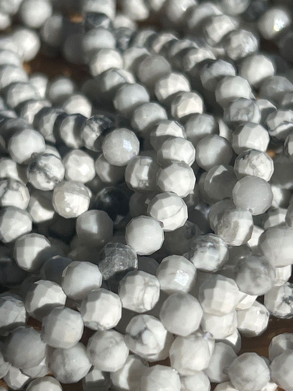Mineralien & Heilsteine: Strang howlit facettiert level 1 / 4 mm – Neu (gemäss Beschreibung) aus Niederrohrdorf von Ytobi 1