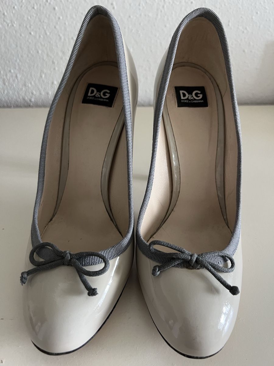 Dolce & Gabbana Scarpe da donna: Dolce & Gabbana Grey Patent Leather Round Toe pump with bow – Nuovo (secondo la descrizione) da Dübendorf venduto da ana_6kcc 2