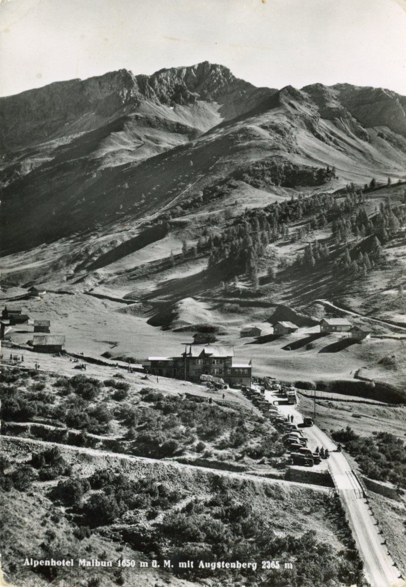 Cartoline postali: Malbun  FL  -  Alpenhotel mit Augstenberg  / Postauto, Autos – Usato da Brig venduto da Valcards54
