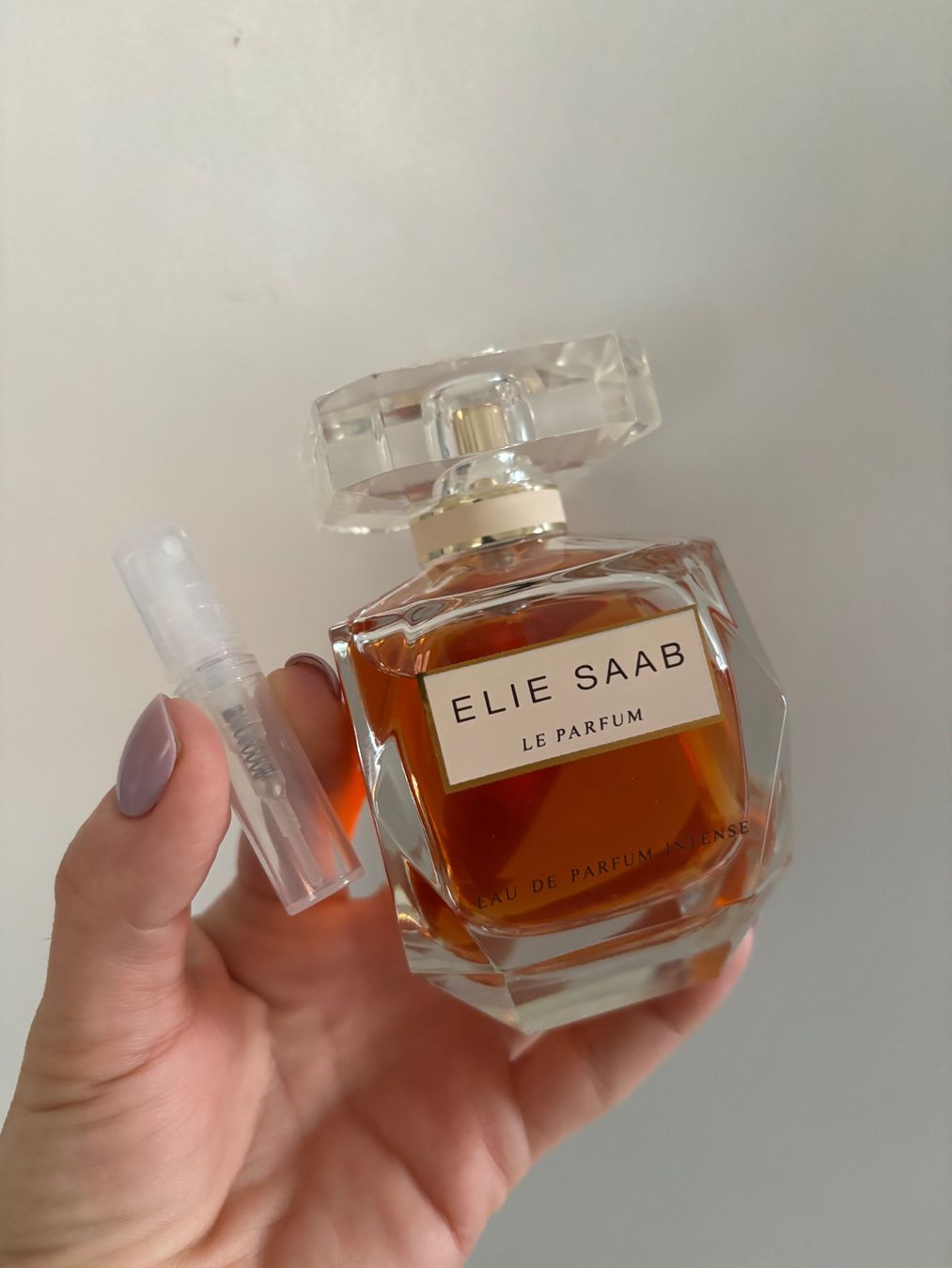 Elie Saab Profumi & Eau de Toilette: Elie Saab Le Parfum Eau de Parfum Intense Duftprobe 2ML – Usato da Zürich venduto da deruja