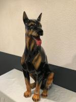 Grande figurine Chien Dobermann en porcelaine.