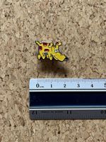 Pin / Anstecknadel "Motiv: Hund", gelb mit roten Flecken
