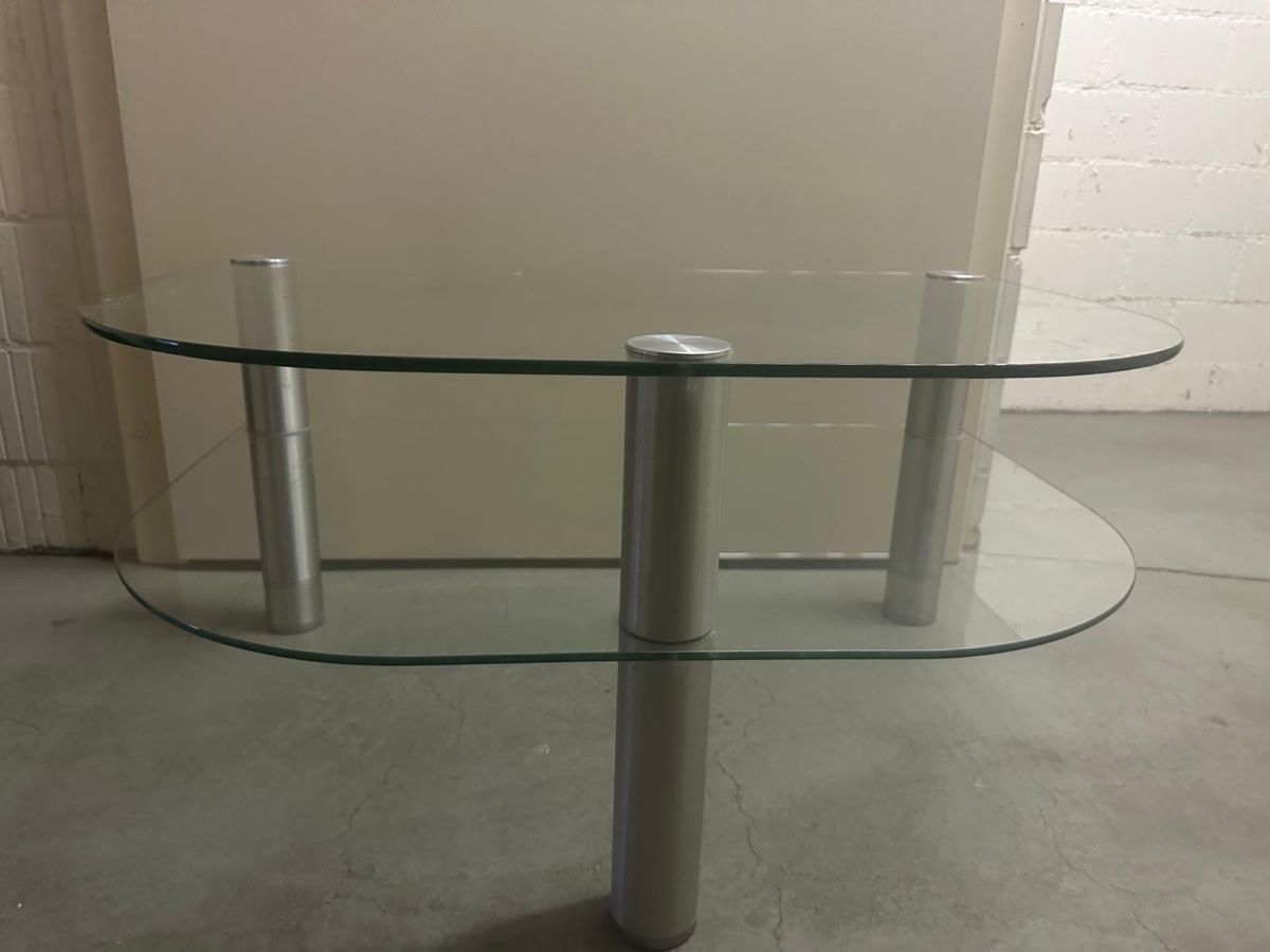 Tische: Schlanker Glas-Couchtisch mit zwei Ebenen – Gebraucht aus Moosseedorf von ram_c65w