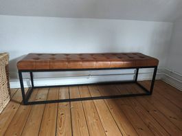 Sitzbank aus Echtleder mit schwarzem Metallgestell