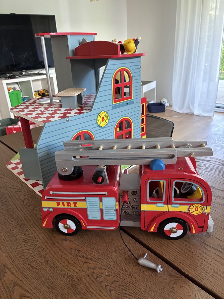 Spielhäuser: Feuerwehrstation mit Feuerwehrauto  – Gebraucht aus Saland von Francyherrera 5