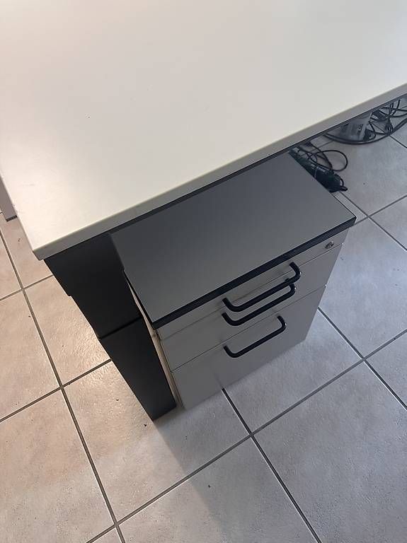 Scrivanie: Großer Bürotisch mit Rollcontainer – Usato da Luzern venduto da zdo_k59s