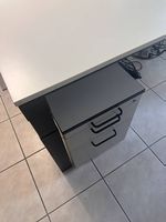 Großer Bürotisch mit Rollcontainer