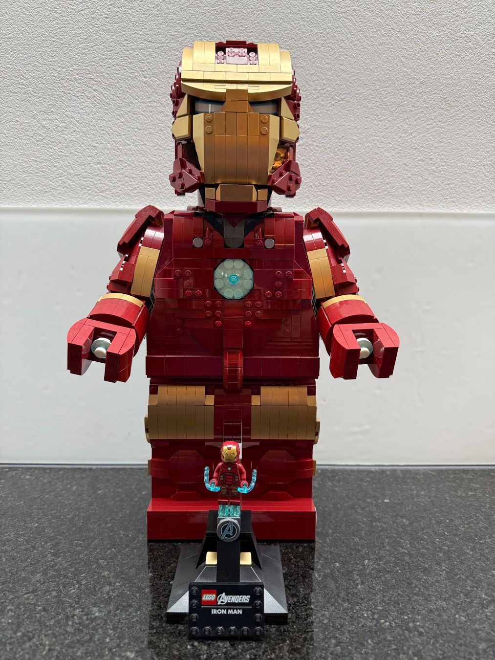Lego Kit di costruzioni: LEGO Iron Mans Helm 76165, Iron Man Mega Figur – Nuovo (secondo la descrizione) da Täuffelen venduto da dinugraf