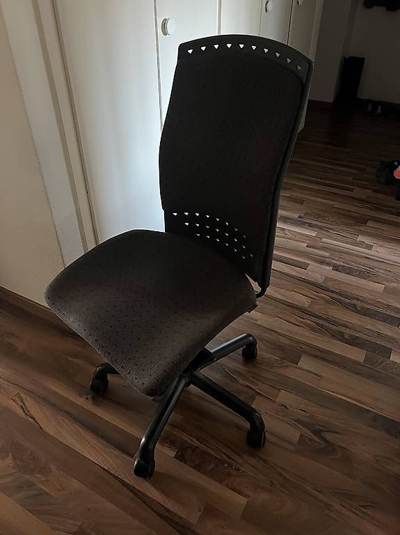 Chaises: Bürostuhl gratis zum Abholen – D'occasion à Au ZH par enn_9qwh