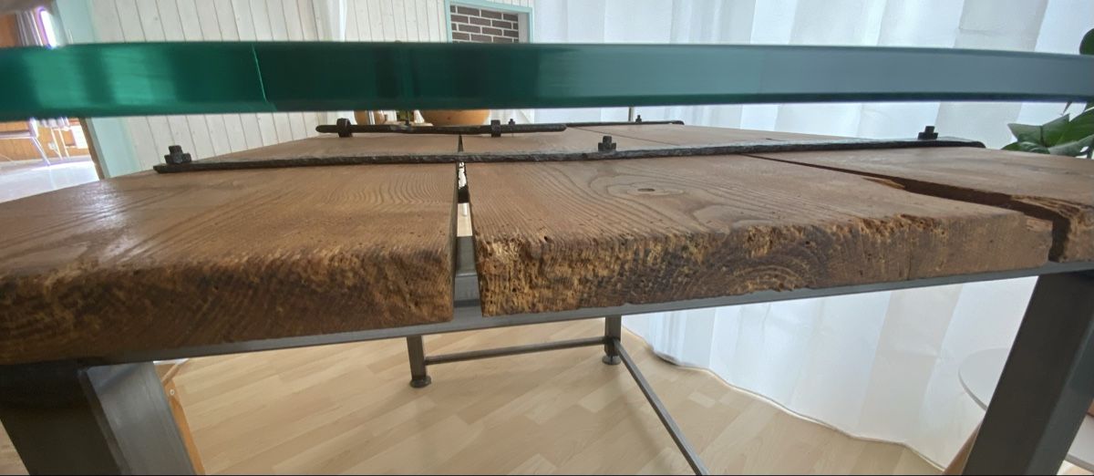 Scrivanie: Rustikaler Holztisch mit Glasplatte, Handgefertigt! – Nuovo e nell'imballaggio originale da wichtrach venduto da elvena 1