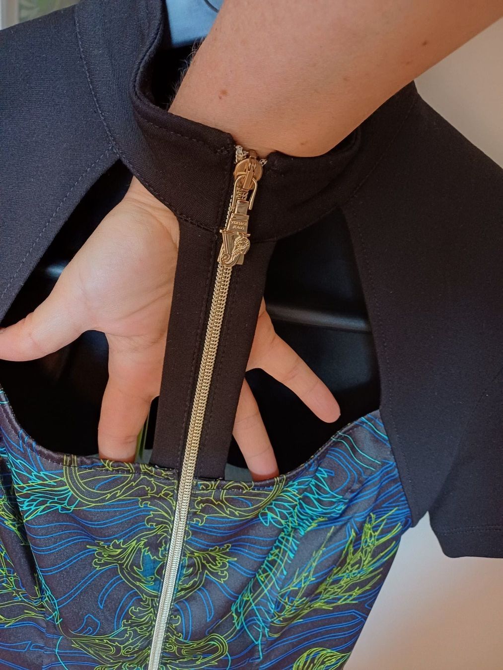 Versace Vestiti: Etuikleid Versace mit cut-out cocktail robe Gr 36 – Nuovo e nell'imballaggio originale da Zürich venduto da Zarzilla 5