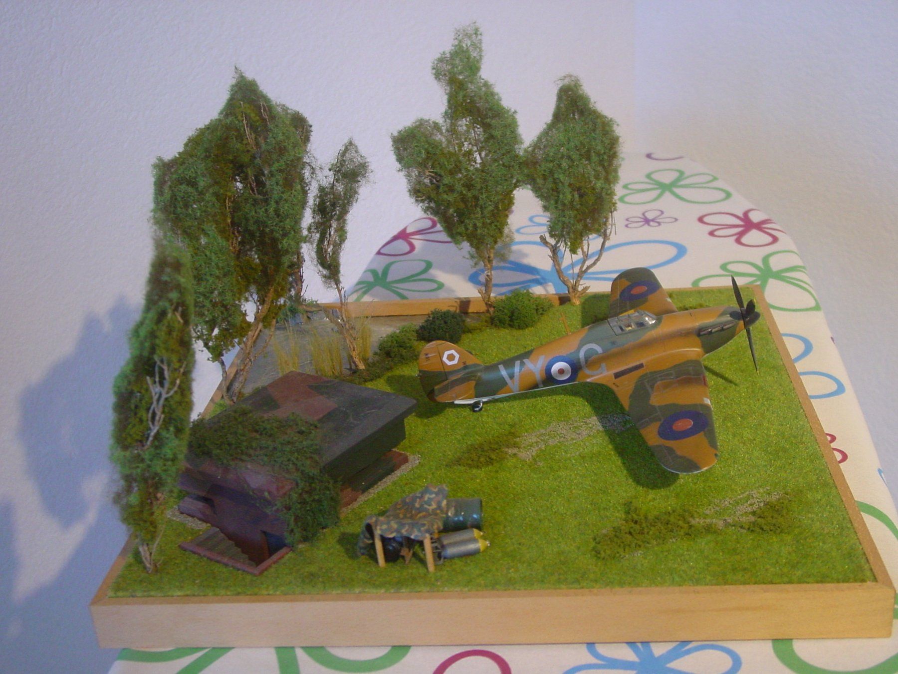 Kit di modellismo & Modellini statici: Hawker Hurricane 1/48 mit Diorama – Usato da Hirschthal venduto da Juribu 4