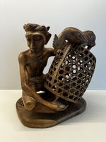 Holzskulptur Mann mit Hahn im Korb Handarbeit handgeschnitzt