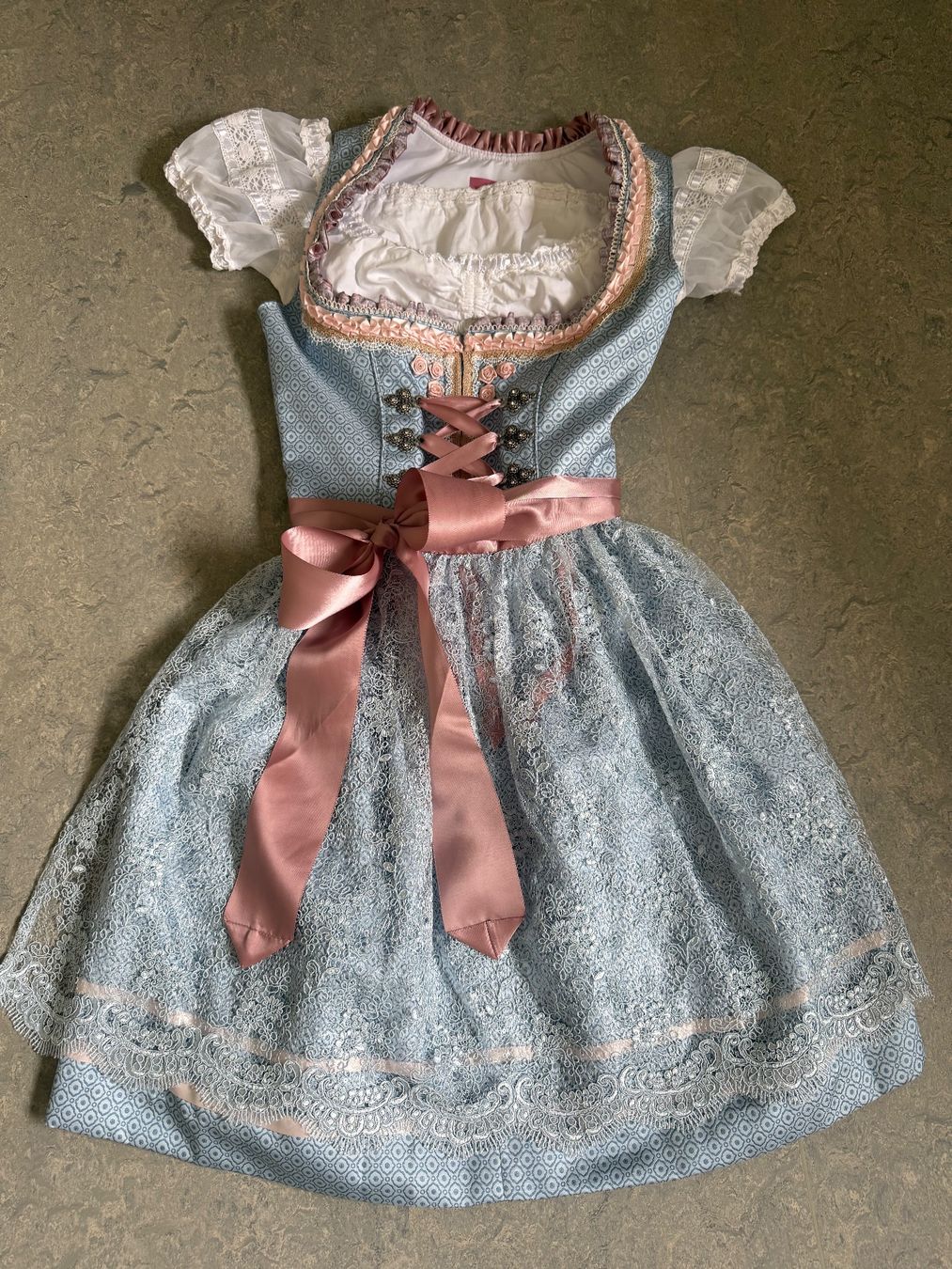 Krüger Kleider: Dirndl von Krüger madl – Gebraucht aus Oberwil-Lieli von Laeber