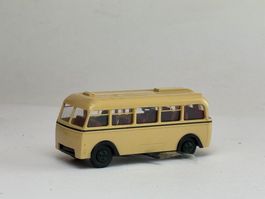 GB3- Brekina Bus Anhänger beige mit Passagieren