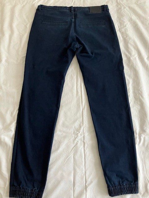 Hugo Boss Jeans: Jeans Hugo Boss, bleu marine, Taille 34, – Usato da Marin-Epagnier venduto da rchouchouu 1