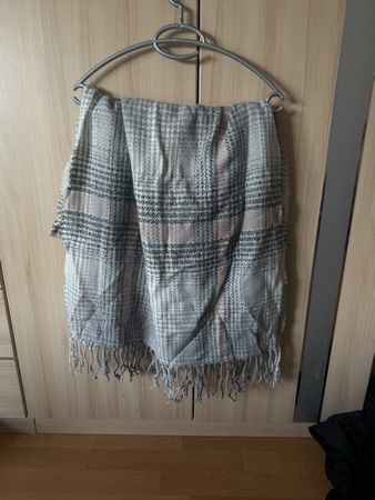 Echarpe à carreaux gris et rose avec franges