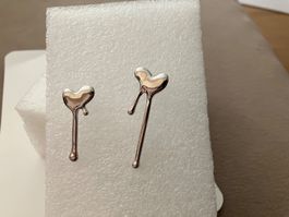Stylische asymmetrische Herztropfen Ohrstecker, silberfarben