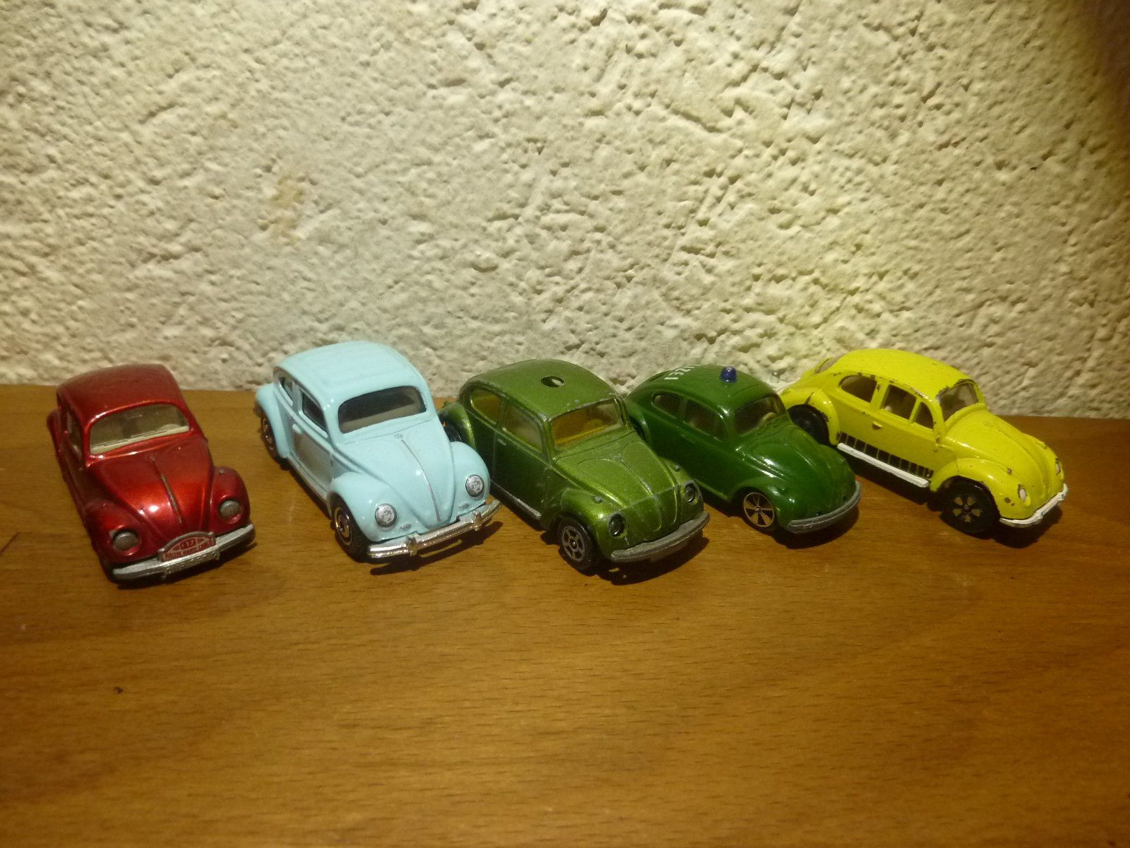 Volkswagen Modellautos: Fünfer Set an kleinen VW Käfer Sammlung – Gebraucht aus Hochfelden von swissice