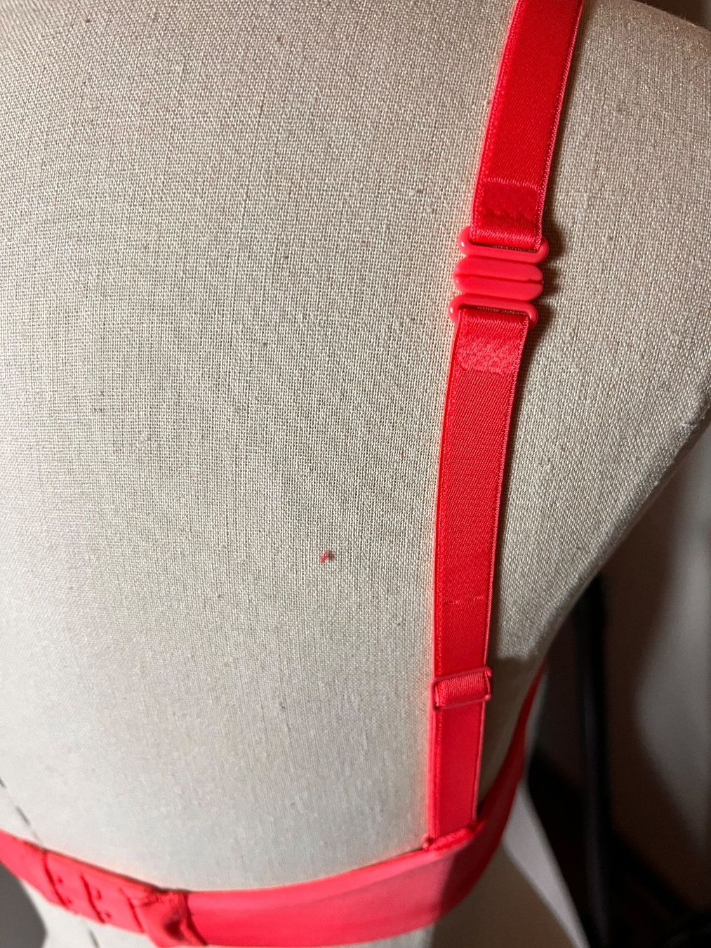 Sonstige Unterwäsche: Schalen-BH, SIMONE PERELE, Grösse 70 E, Farbe Pink – Neu und originalverpackt aus Rudolfstetten von gst_g7xl 4