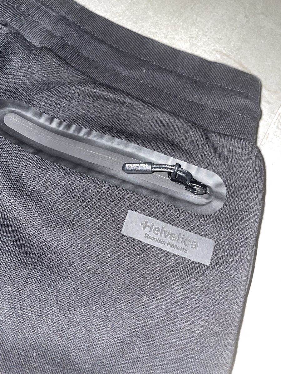 Pantaloni: jogging Helvetica – Usato da Saxon venduto da Diboyzz 4