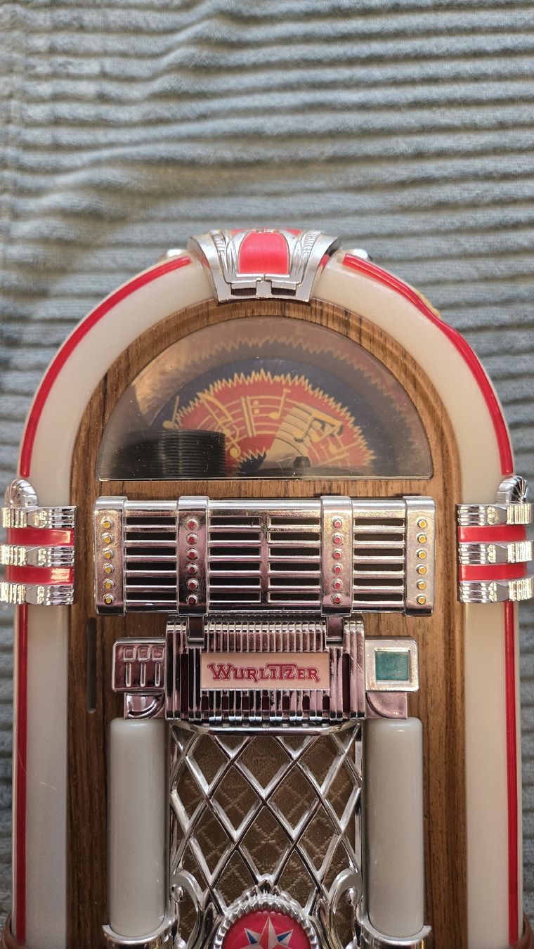 Jukebox: Kleines Jukebox Modell mit 5 Mini-Kassetten  – D'occasion à Uzwil par BrokiFloh 1