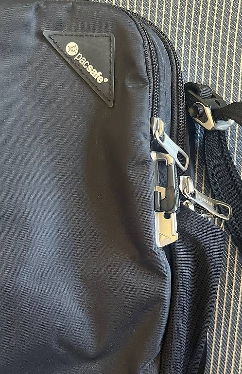 Pacsafe Sacs: Umhängetasche Pacsafe Schwarz – D'occasion à Urdorf par Resumasa 1