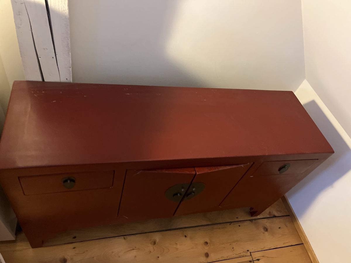 Armadi: Asian style deep red cupboard – Usato da Basel venduto da ann_w9wl 1