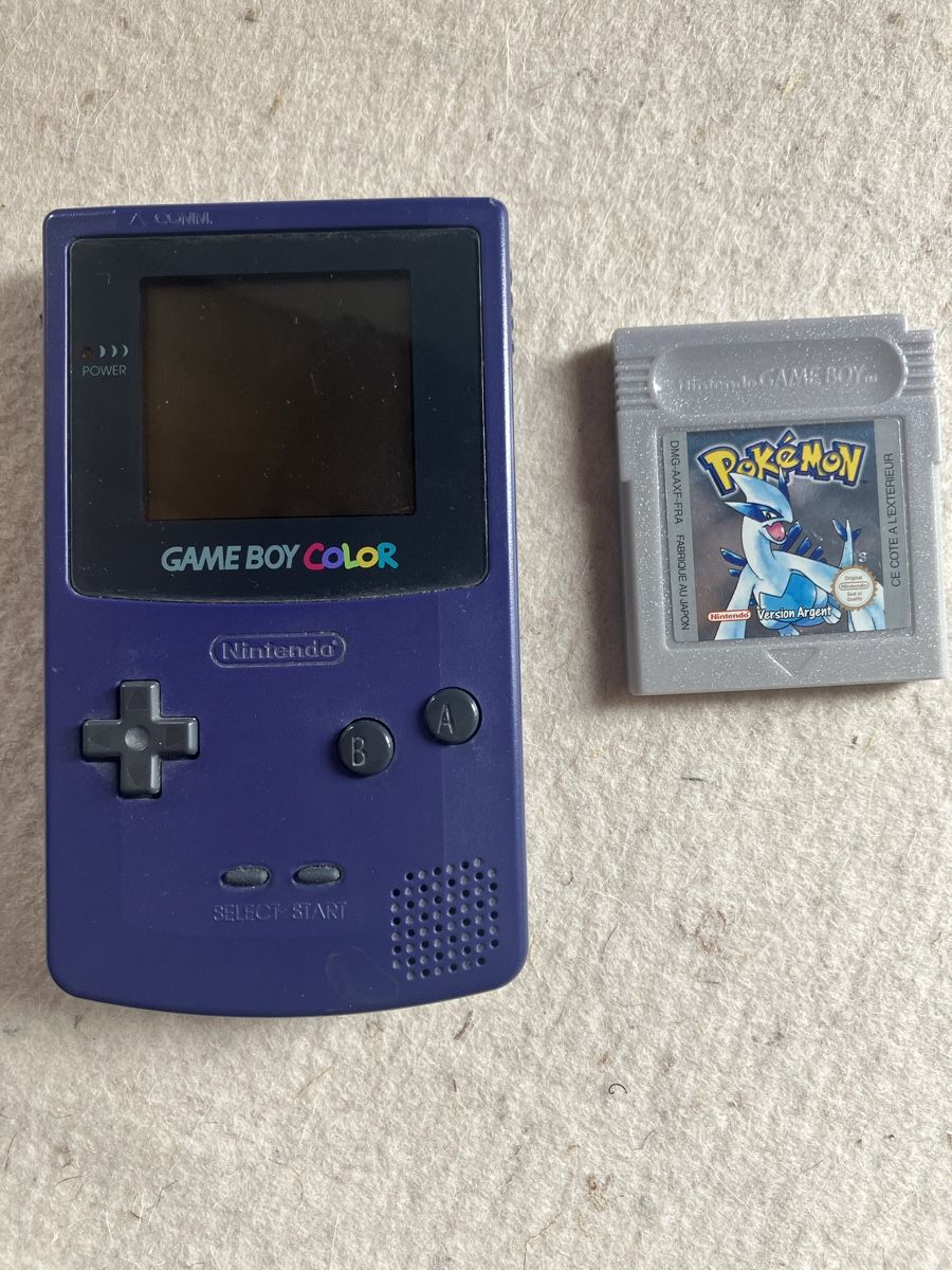Nintendo Konsolen: Gameboy color purple + pokemon version argent – Gebraucht aus St-Aubin-Sauges von