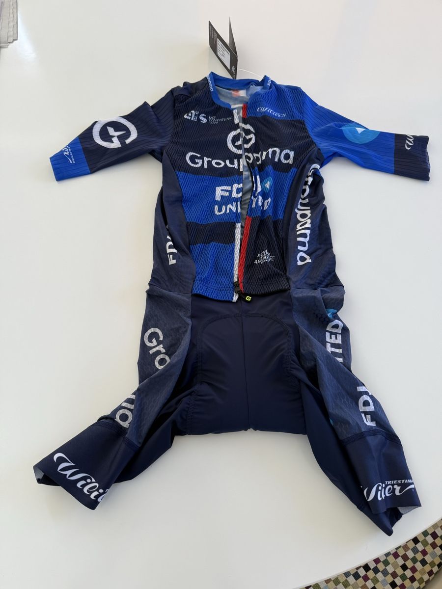 Maillots de corps & Pantalons: Combinaison de cyclisme – Neuf avec emballage d'origine à Les Genevez JU par fabliane