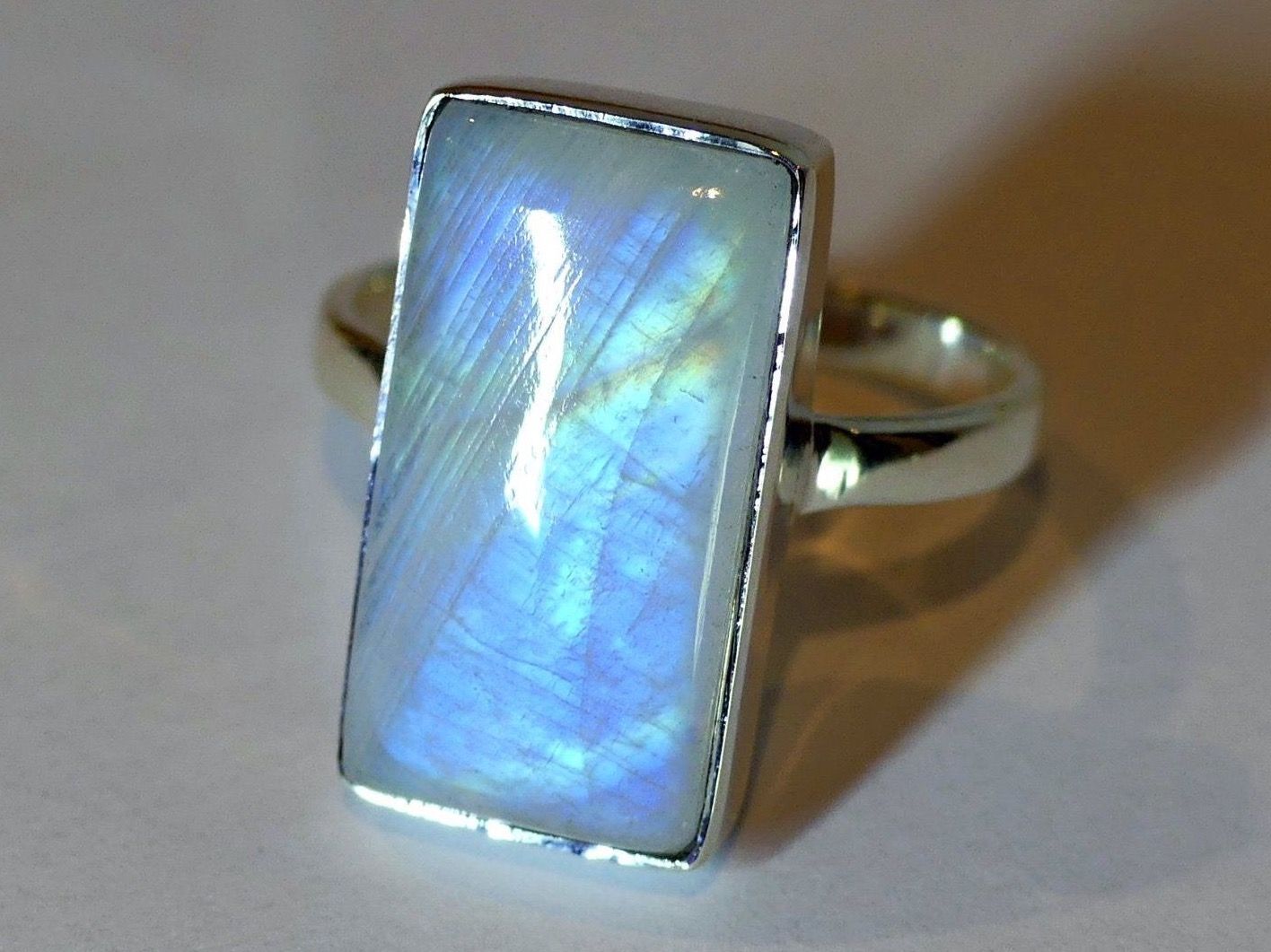 Anelli: Ring Silber 925 mit Regenbogen-Mondstein – Nuovo e nell'imballaggio originale da Matten b. Interlaken venduto da kero71