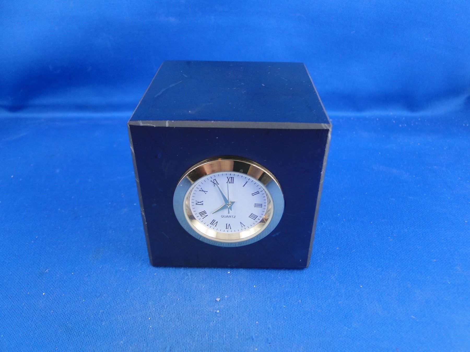 Minerali & Pietre curative: Shungit-Wuerfel mit Uhr – Usato da Schinznach Bad venduto da Demerald 1