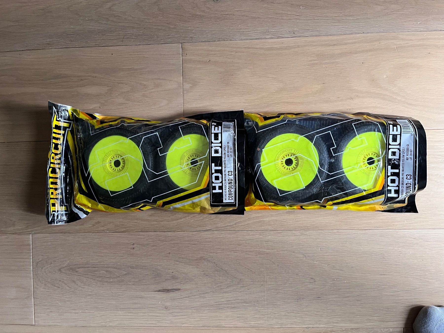 RC Modellbau: 4x Pneus RC Procircuit – Neu (gemäss Beschreibung) aus Chexbres von Rootsim