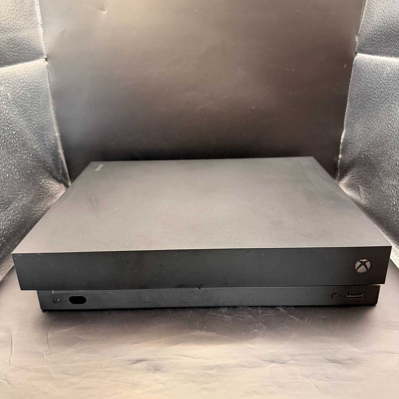 Microsoft Console: Microsoft Xbox One X 1TB Konsole Schwarz – Usato da Düdingen venduto da Nerdworld 2