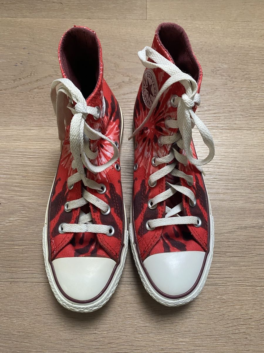 Converse Damenschuhe: Converse Chucks in rotem Batikstoff Grösse 36.5 – Gebraucht aus Winkel von Flyhy2020