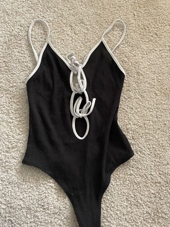 Schwarzer Bodysuit von Urban Outfitters mit Cut-Outs