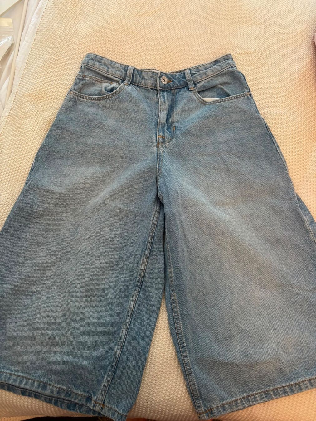 Bershka Jeans: Jeans, 3/4, Woman – Usato da Eglisau venduto da Marc_J.